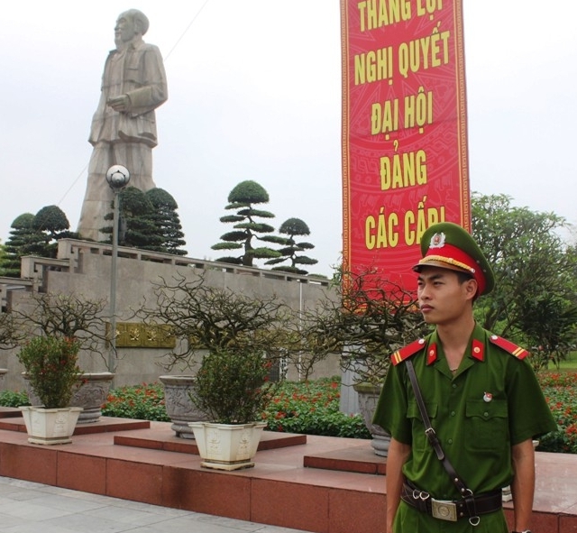 Chiến sĩ Phạm Xu&acirc;n Vinh đang l&agrave;m việc tại Quảng trường Hồ Ch&iacute; Minh.