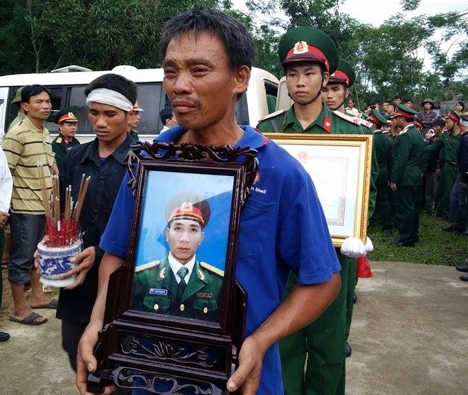 Đ&ocirc;ng đảo người d&acirc;n qu&ecirc; nh&agrave; đến đưa tang liệt sỹ Hợi.