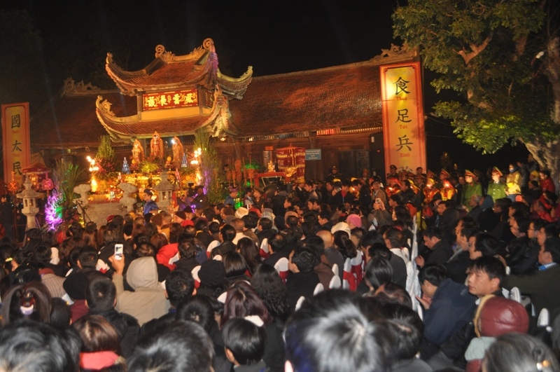 Phát 100.000 túi lương tại Đền Trần Thương