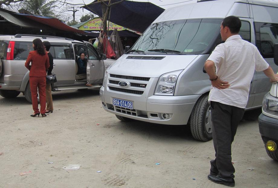 Th&ecirc;m một xe biển xanh biển 80A đi lễ đền &ocirc;ng Ho&agrave;ng Mười.