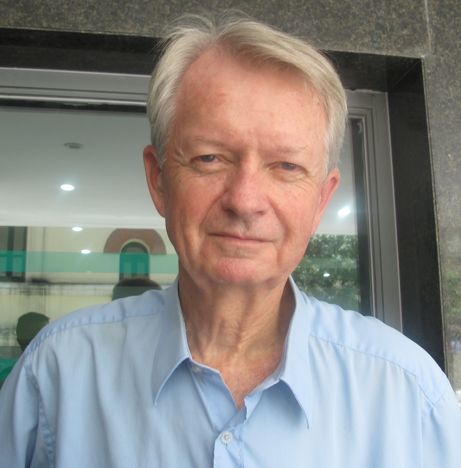&Ocirc;ng Chuck Searcy, cựu chiến binh Mỹ,&nbsp; Cố vấn quốc tế của dự &aacute;n Project Renew gi&uacute;p &nbsp;r&agrave; ph&aacute; bom m&igrave;n c&ograve;n s&oacute;t lại ở Việt Nam.
