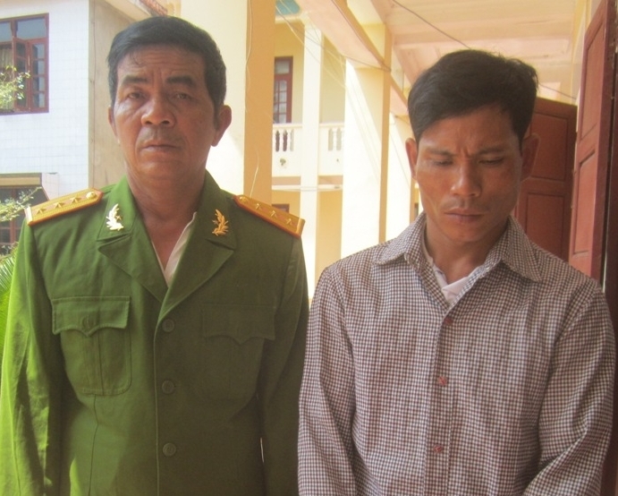 Hai đối tượng T&uacute; v&agrave; H&ugrave;ng tại cơ quan c&ocirc;ng an. Ảnh Tinh Nguyễn.