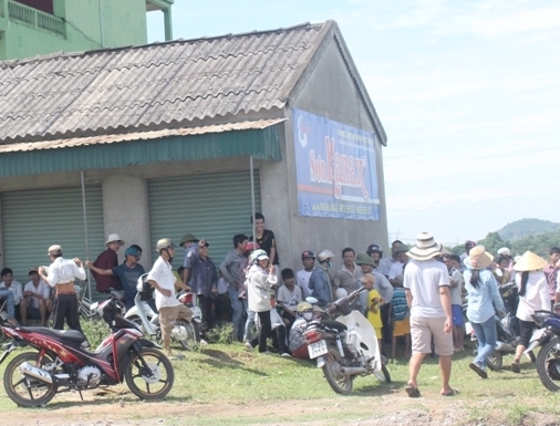 Thi thể người đàn ông chết ngồi trong ki-ốt bỏ hoang