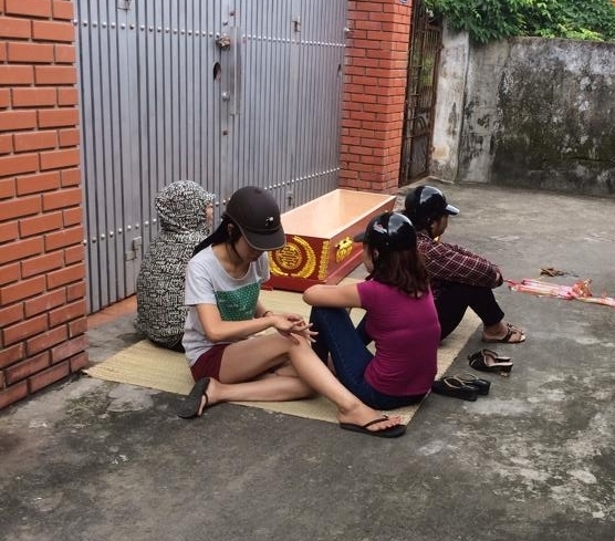Mang quan tài đến đòi tiền "chạy án", bị đáp trả bằng "bom xăng"
