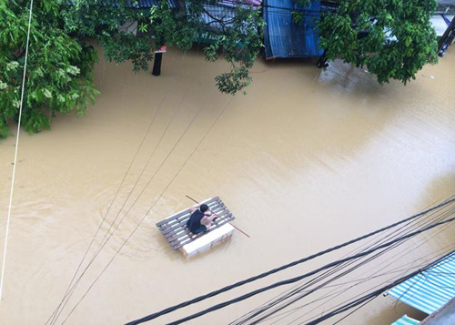 Người d&acirc;n đ&atilde; phải di chuyển bằng phao tự chế. ảnh: CTV