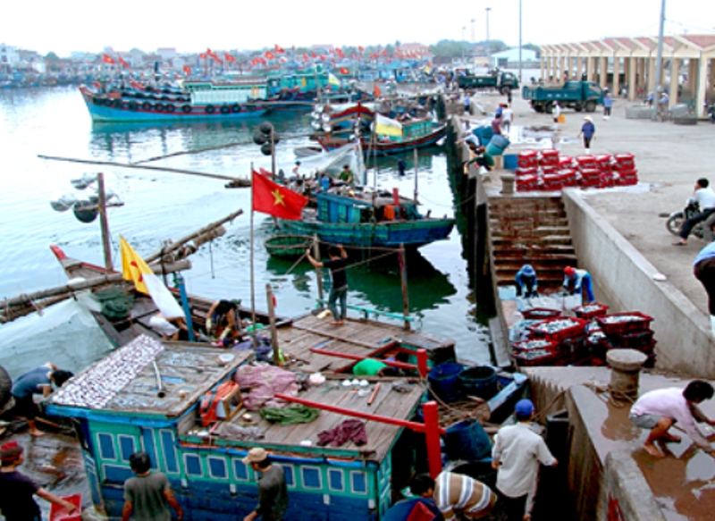 Nổ trên tàu chở dầu, nhiều người thương vong