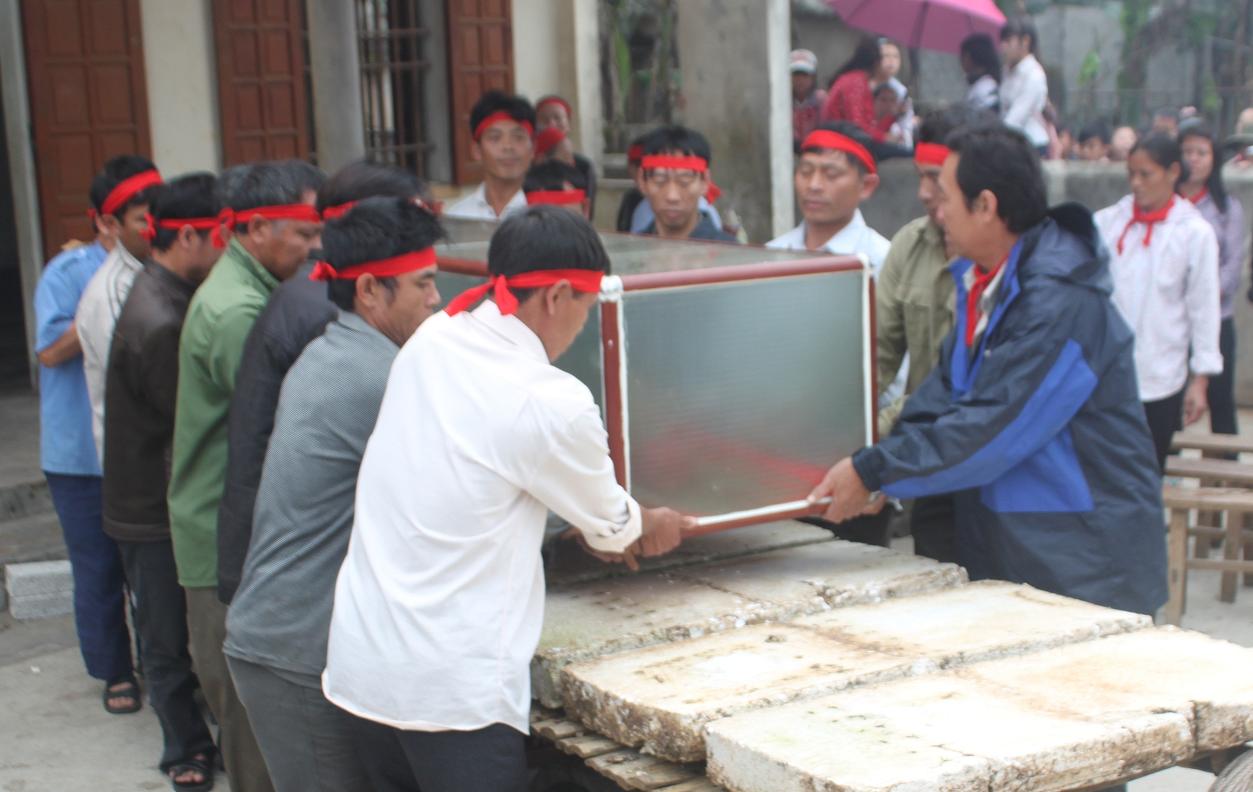 Người d&acirc;n l&agrave;m thủ tục mai t&aacute;ng cho c&aacute; voi.