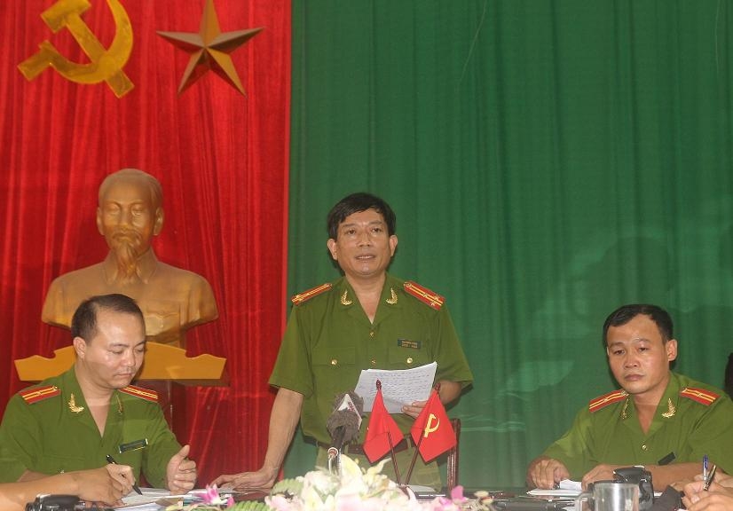 Thượng t&aacute; Mai Chiến Thắng, Ph&oacute; trưởng C&ocirc;ng an TP.Vinh (đứng giửa) chỉ tr&igrave; cuộc họp b&aacute;o.