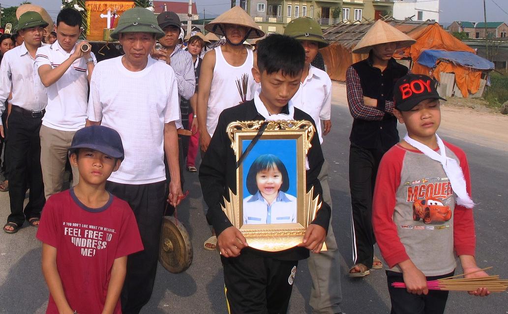Gia đ&igrave;nh tổ chức mai t&aacute;ng cho ch&aacute;u Ho&agrave;i.