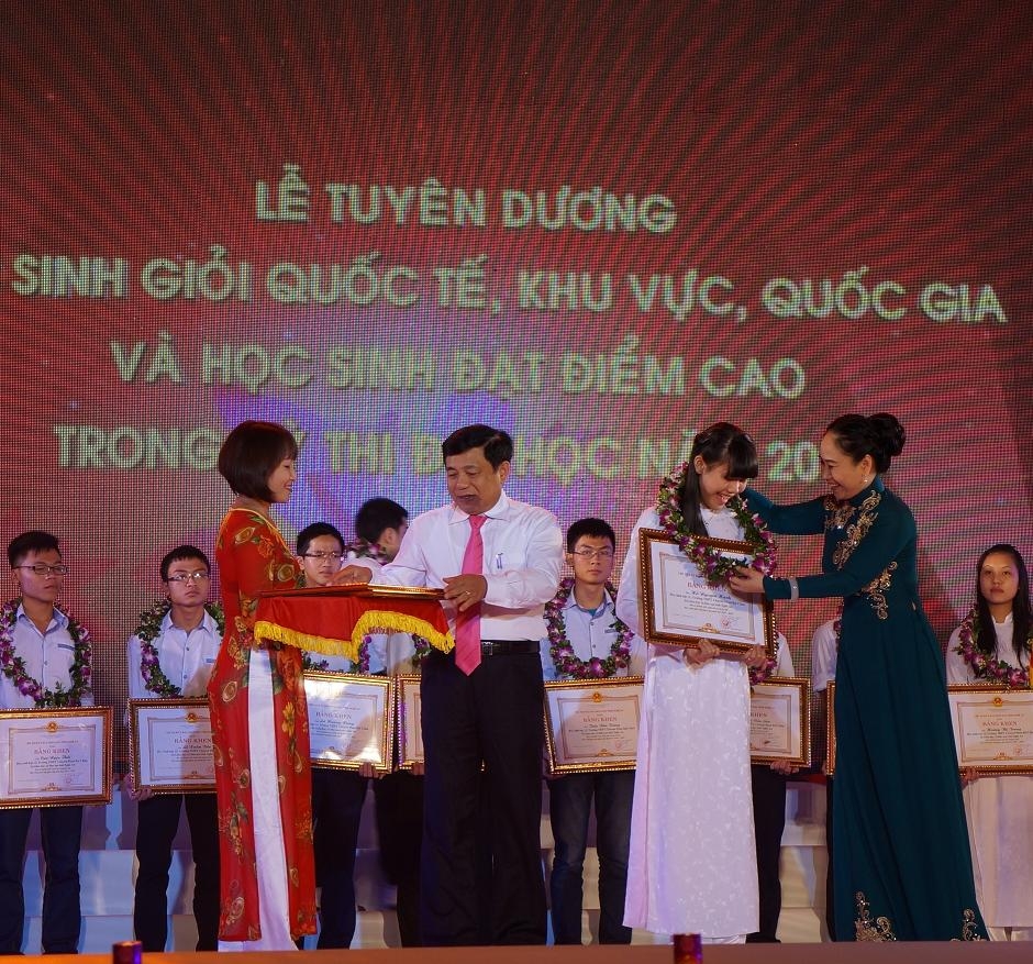 L&atilde;nh đạo tỉnh Nghệ An trao qu&agrave; cho c&aacute;c học sinh trong lễ vinh danh tối 1-9.