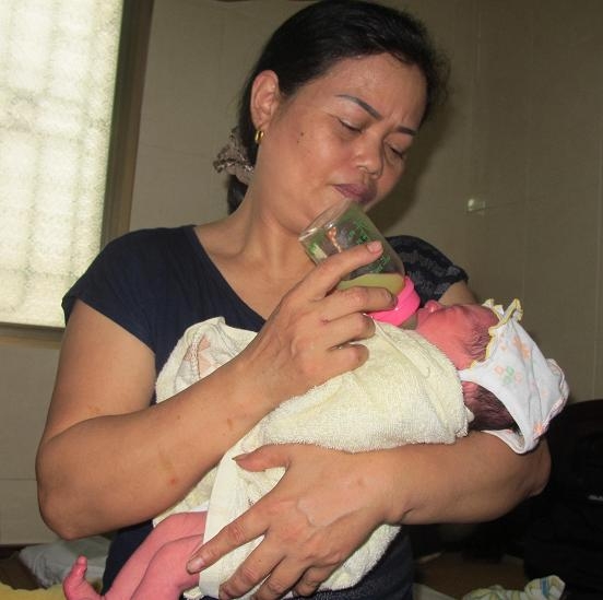 Chị Nguyễn Thị Thịnh đang cho ch&aacute;u b&eacute; uống sữa.