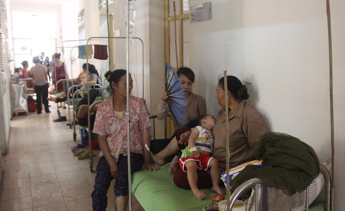 Số lượng bệnh nh&acirc;n sởi nhập viện tăng, nhiều bệnh nh&acirc;n phải nằm điều trị ngo&agrave;i h&agrave;nh lang BV sản nhi Nghệ An.