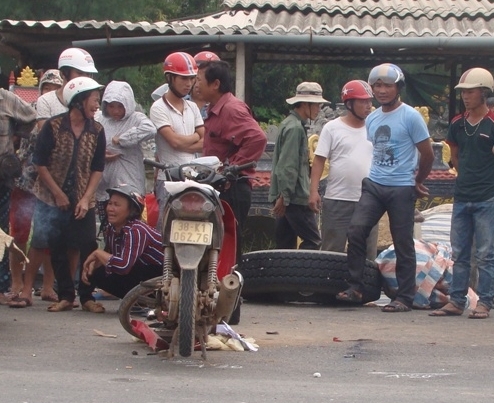 Xe container đang chạy rơi bánh, mẹ vợ và con rể chết thảm