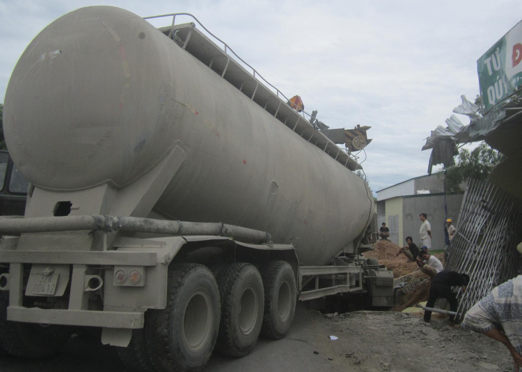 Xe bồn mất lái, lao vào nhà dân