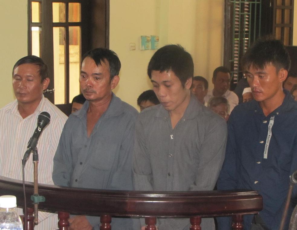 C&aacute;c bị c&aacute;o tại phi&ecirc;n t&ograve;a. Ảnh Dũng Nguyễn.