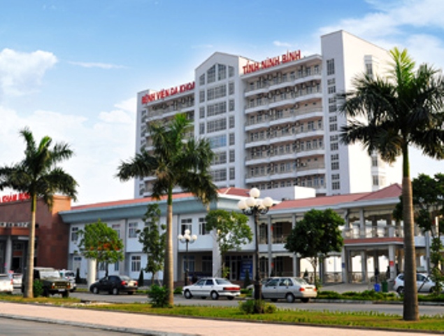 Đang cấp cứu, cô gái 21 tuổi nhảy lầu 3 bệnh viện tự tử