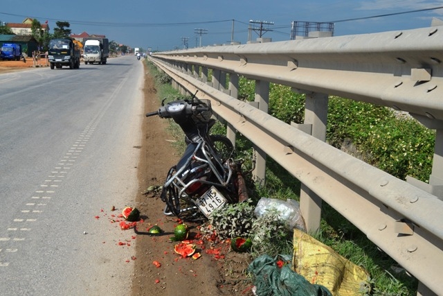 Một phụ nữ bị tàu hỏa tông, kéo lê 50 m