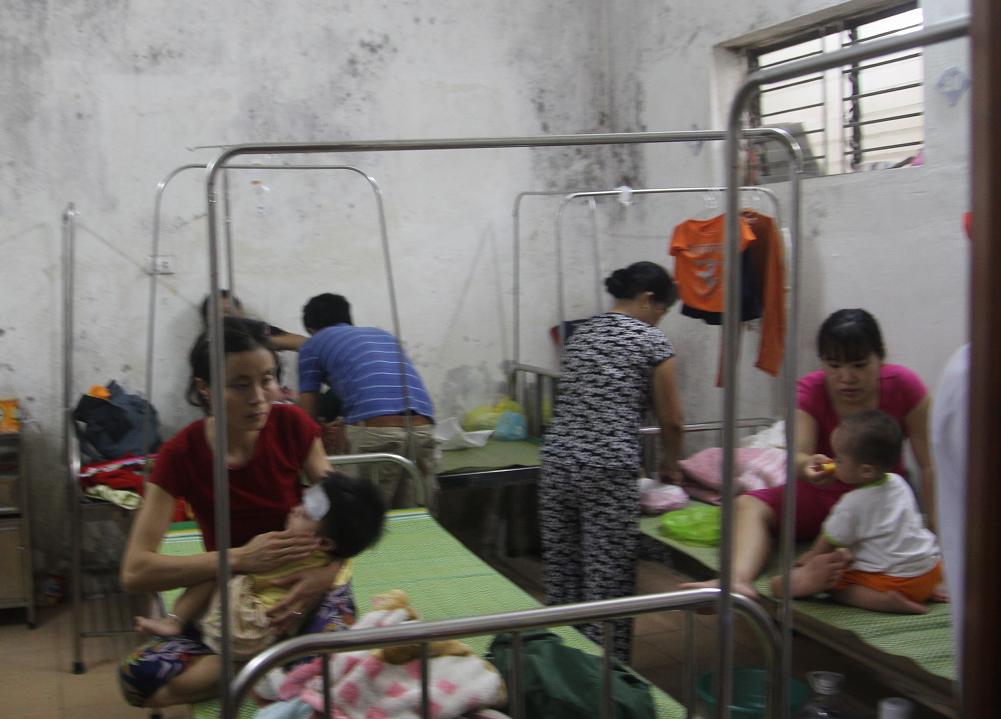Trong c&aacute;c ph&ograve;ng của bệnh viện c&aacute;c giường bệnh đều k&iacute;n bệnh nh&acirc;n sởi.