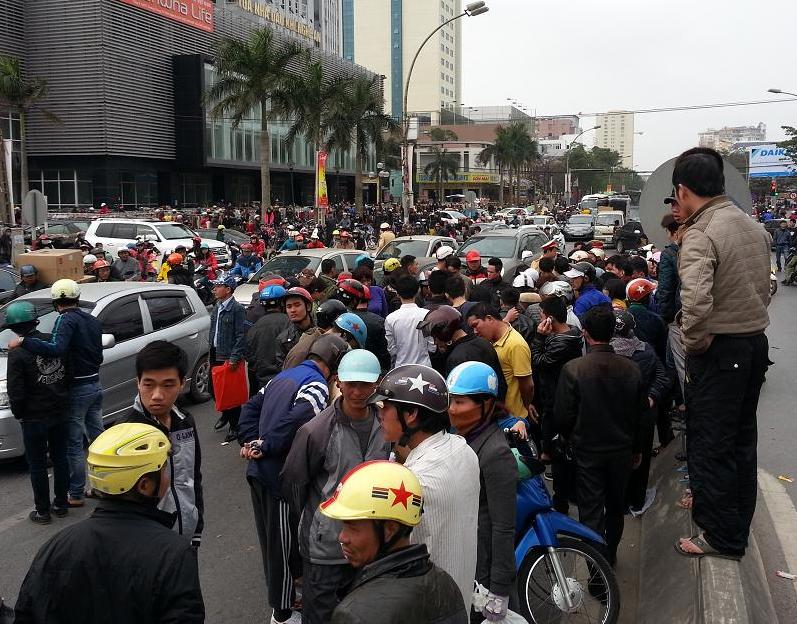 Vụ tai nạn g&acirc;y un tắc nghi&ecirc;m trọng tr&ecirc;n QL1A, đoạn đi qua TP Vinh.