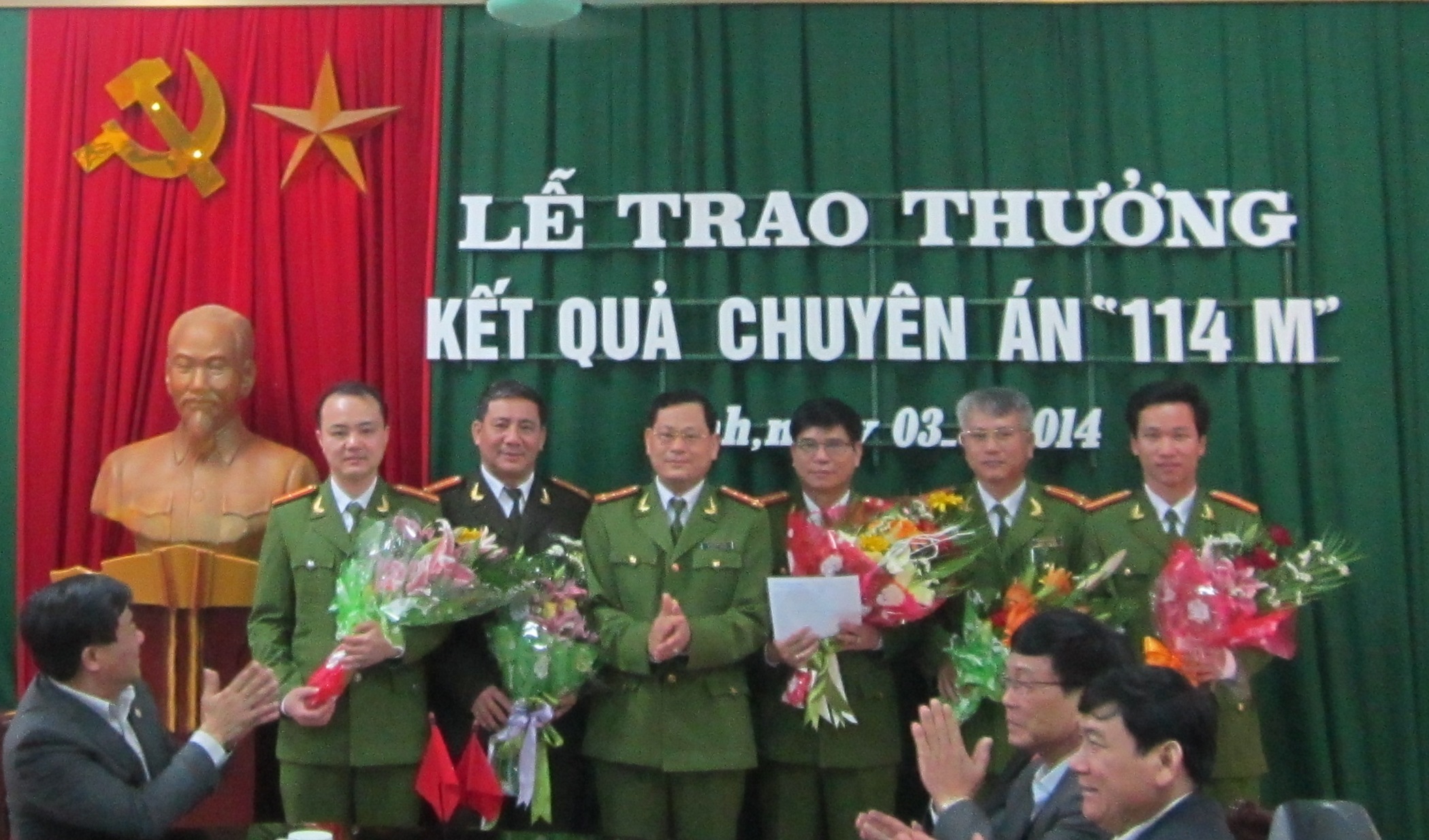 L&atilde;nh đạo c&ocirc;ng an tỉnh Nghệ An trao thưởng cho chuy&ecirc;n &aacute;n 114M.