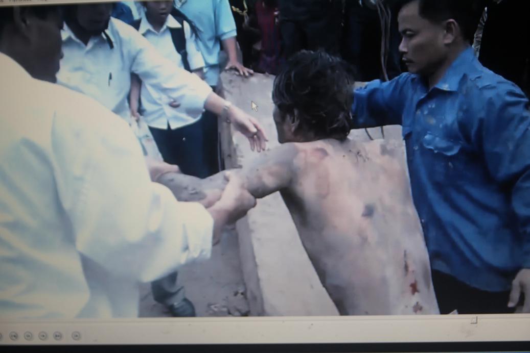 "Ngáo đá", nam thanh niên mắc kẹt dưới đường ống thoát nước