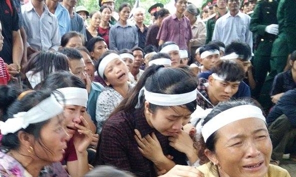 Người th&acirc;n, người d&acirc;n nghẹn ng&agrave;o tiễn đưa liệt sỹ Hợi về nơi an nghỉ cuối c&ugrave;ng.