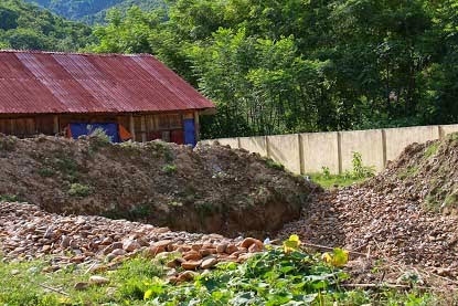 Hiệu trưởng để "vàng tặc" xới tung sân trường tìm vàng