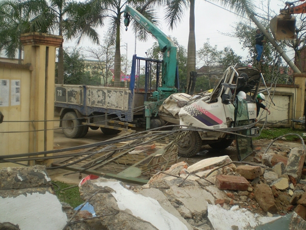 Xe cẩu bị đ&egrave; n&aacute;t b&eacute;t phần đầu. (ảnh Phan Hồng)