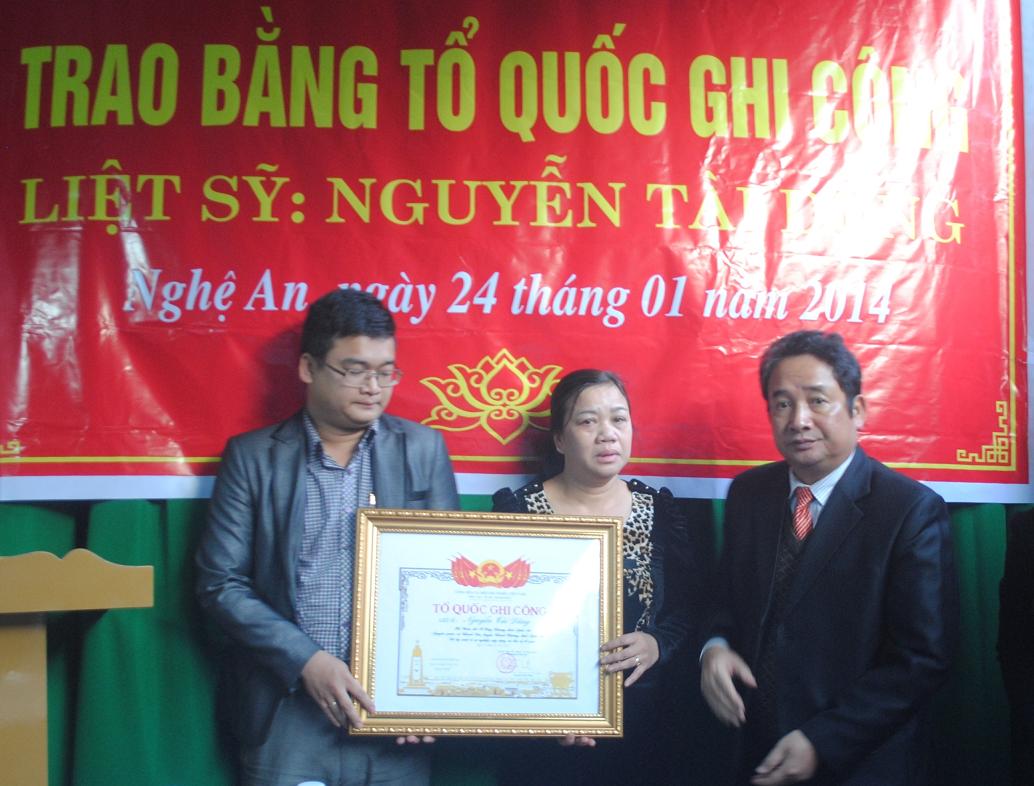 L&atilde;nh đạo tỉnh Nghệ An trao bằng tổ quốc ghi c&ocirc;ng cho th&acirc;n nh&acirc;n liệt sỹ Nguyễn T&agrave;i Dũng (ảnh H&ograve;a Do&atilde;n)