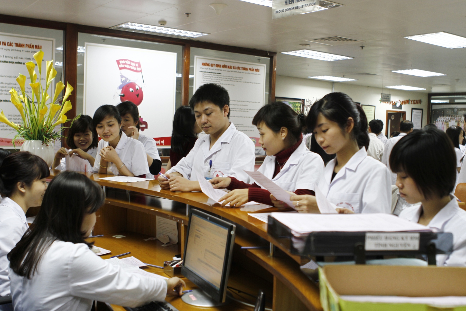Kh&ocirc;ng kh&iacute; h&ocirc;m nay ng&agrave;y đầu khai Xu&acirc;n của Khoa Hiến m&aacute;u v&agrave; C&aacute;c th&agrave;nh phần m&aacute;u, vui nhộn những lời thăm hỏi v&agrave; ch&uacute;c sức khỏe đầu năm, tại b&agrave;n đăng k&yacute; hiến m&aacute;u l&agrave; vui nhộn nhất...