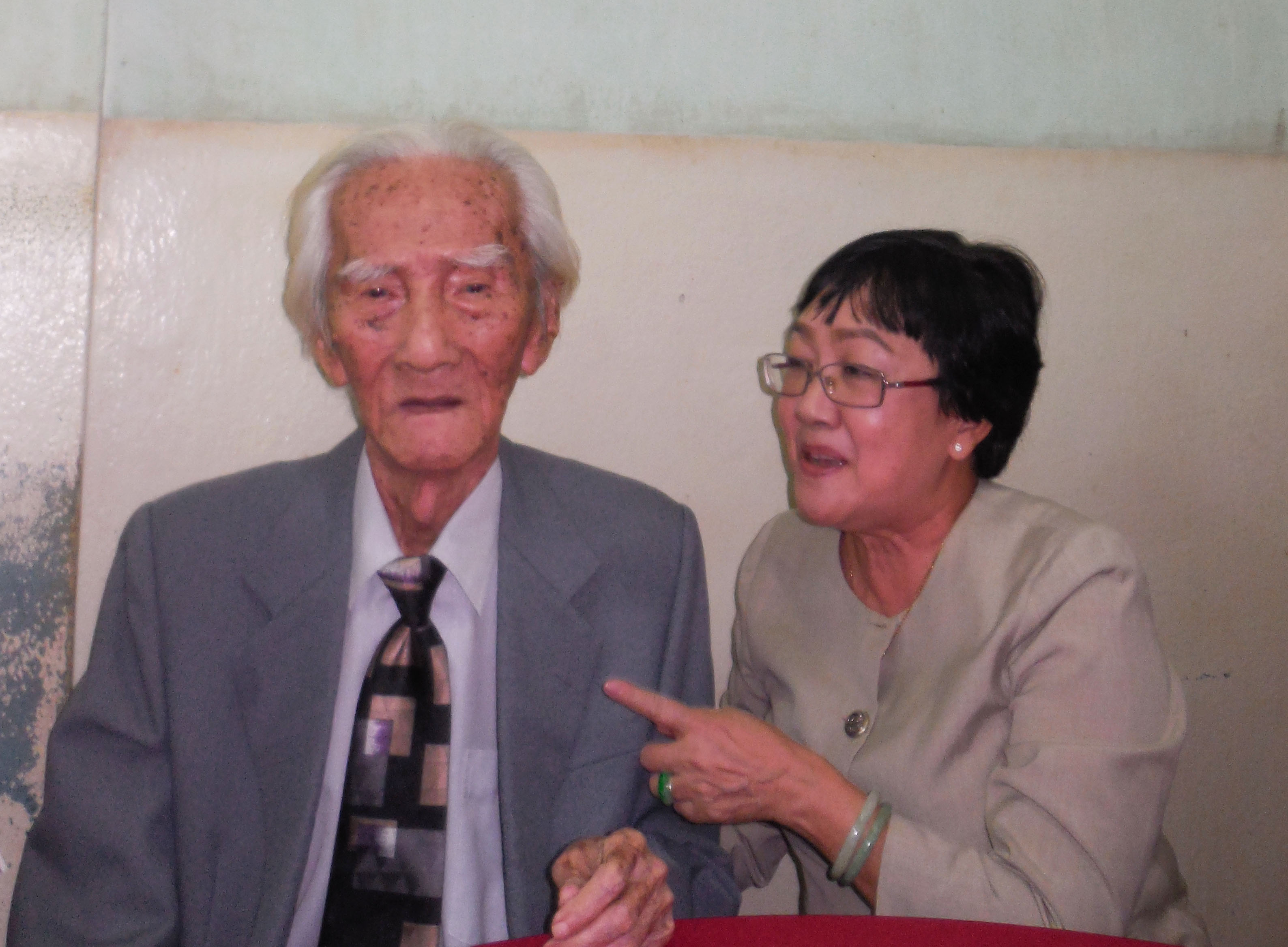 Đạo diễn Nguyễn Hồng Dung - Phó chủ tịch Hội Sân khấu TPHCM thay mặt các Hội viên sân khấu chúc mừng NSND Viễn Châu