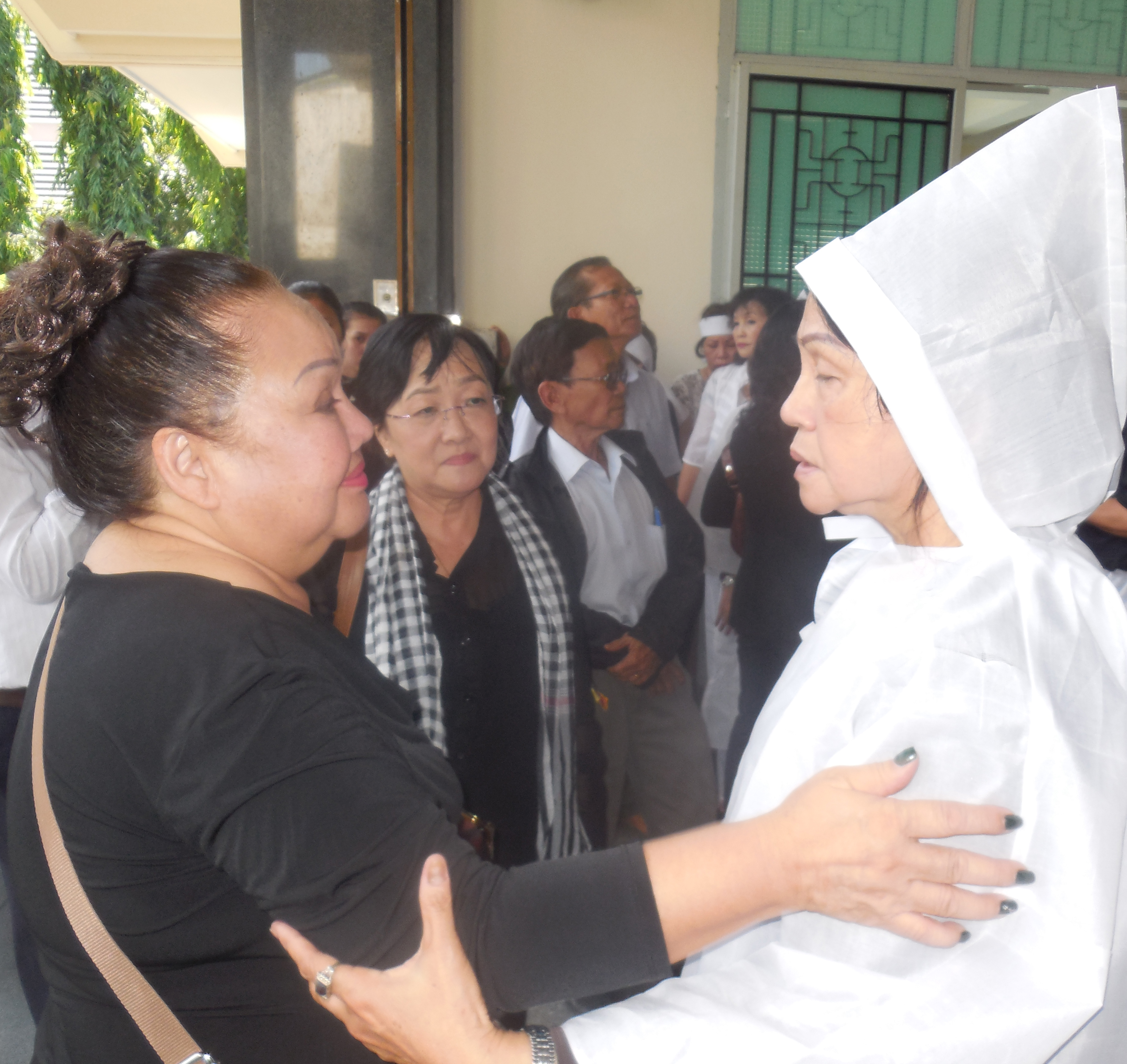 NSND Ngọc Giàu và đạo diễn Hồng Dung chia buồn cùng gia đình nhà thơ - soạn giả Kiên Giang