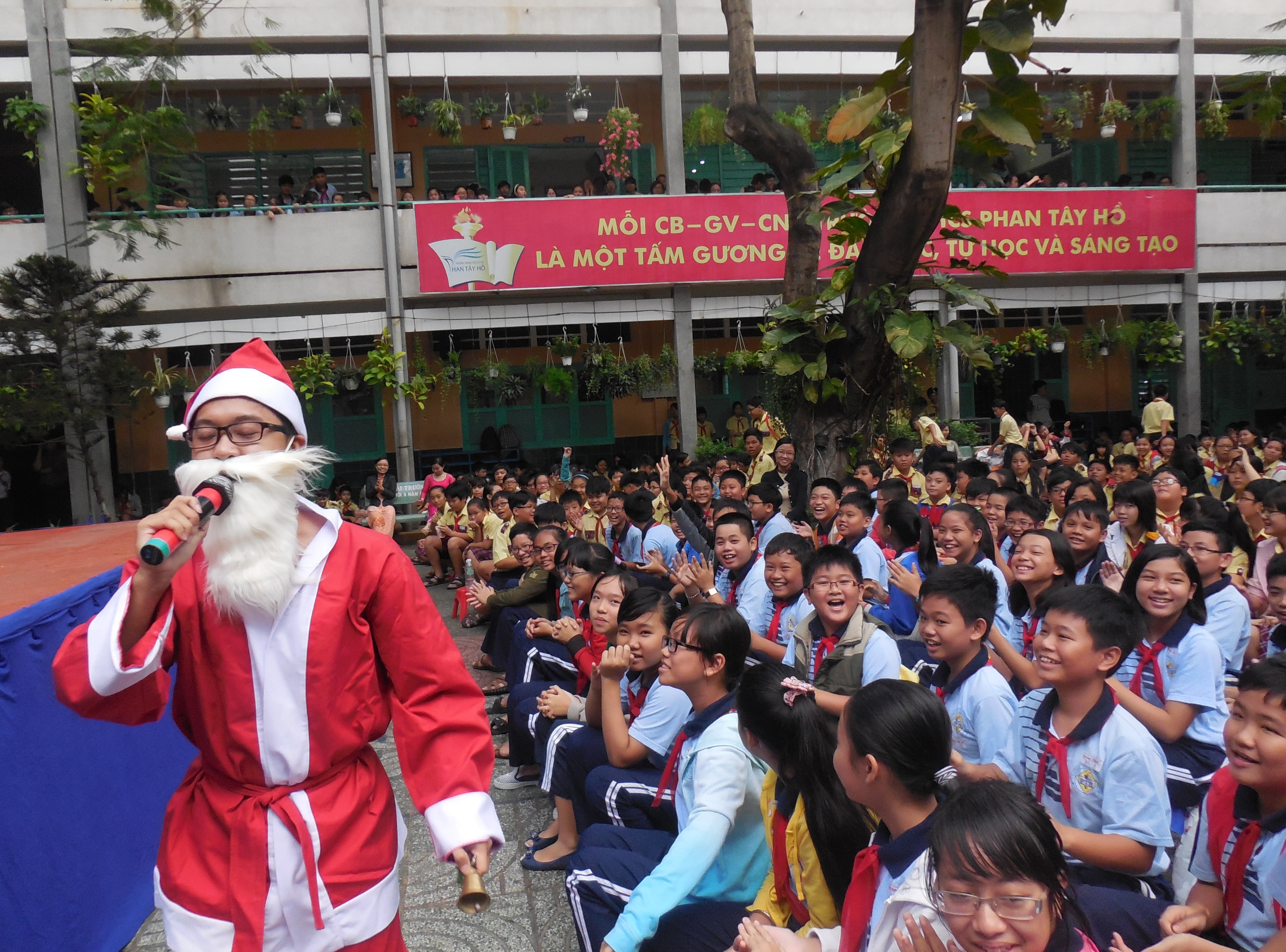 Ca sĩ Ho&agrave;ng T&acirc;m h&oacute;a th&acirc;n l&agrave;m &ocirc;ng gi&agrave; Noel với ca kh&uacute;c Ước mơ xanh trong chương tr&igrave;nh S&acirc;n khấu học đường - Tr&aacute;i tim y&ecirc;u thương