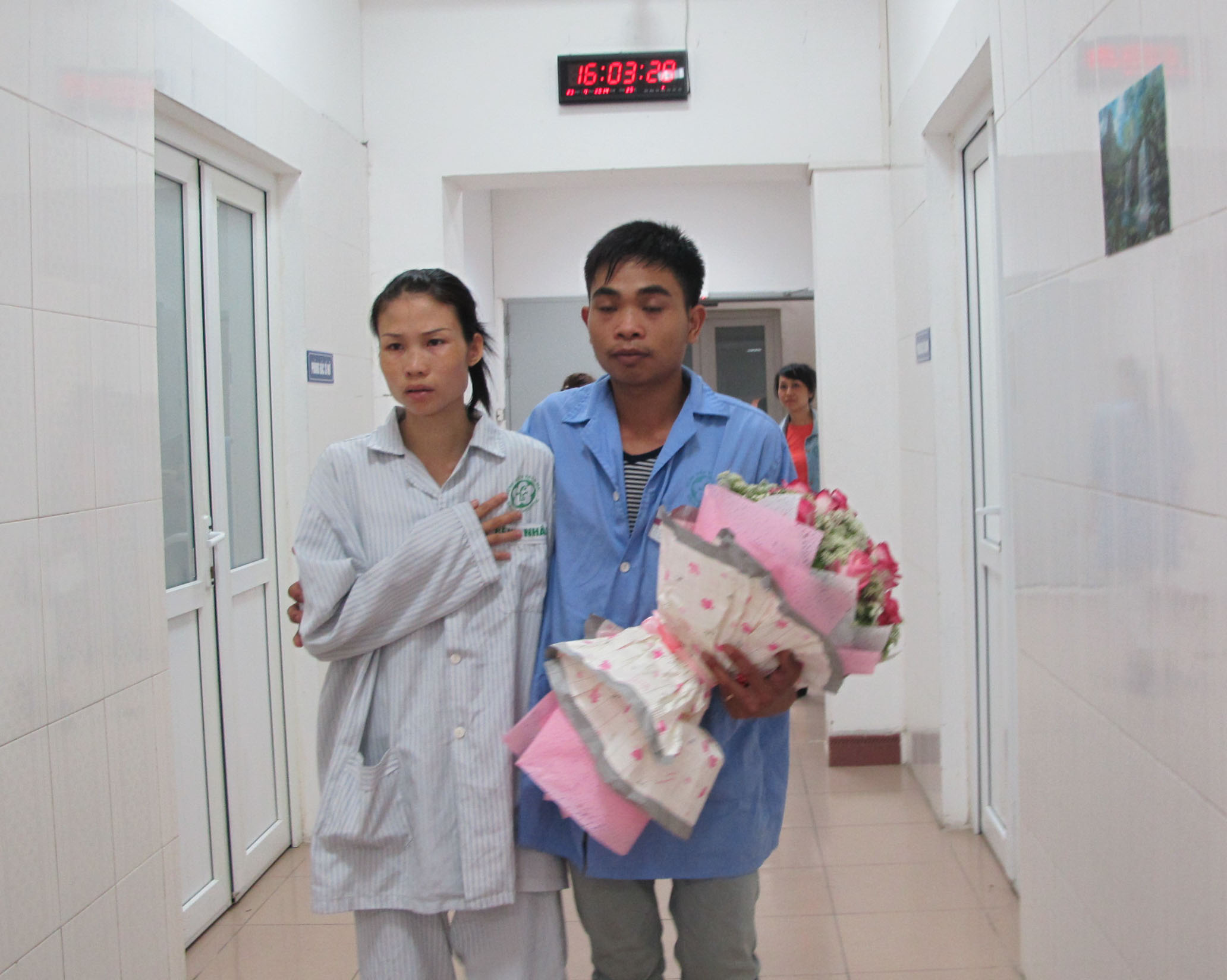 Sau đám cưới đặc biệt, đôi vợ chồng trẻ chuẩn bị cho cuộc đại phẫu vào ngày hôm sau