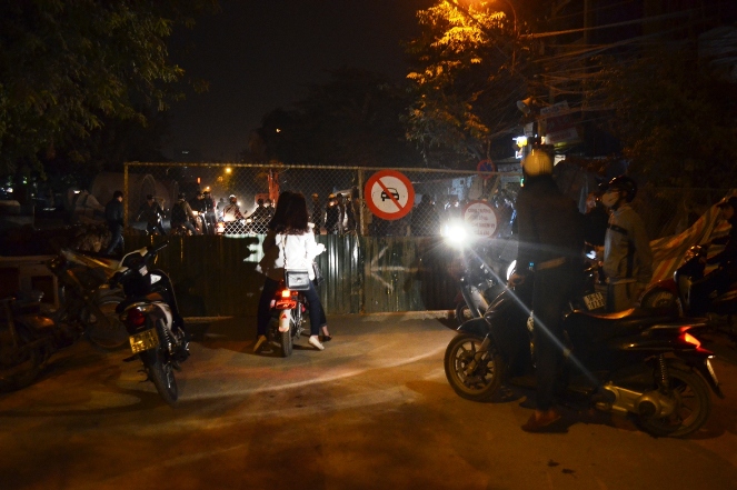 R&agrave;o chắn ngang phong tỏa đường Thanh Nh&agrave;n