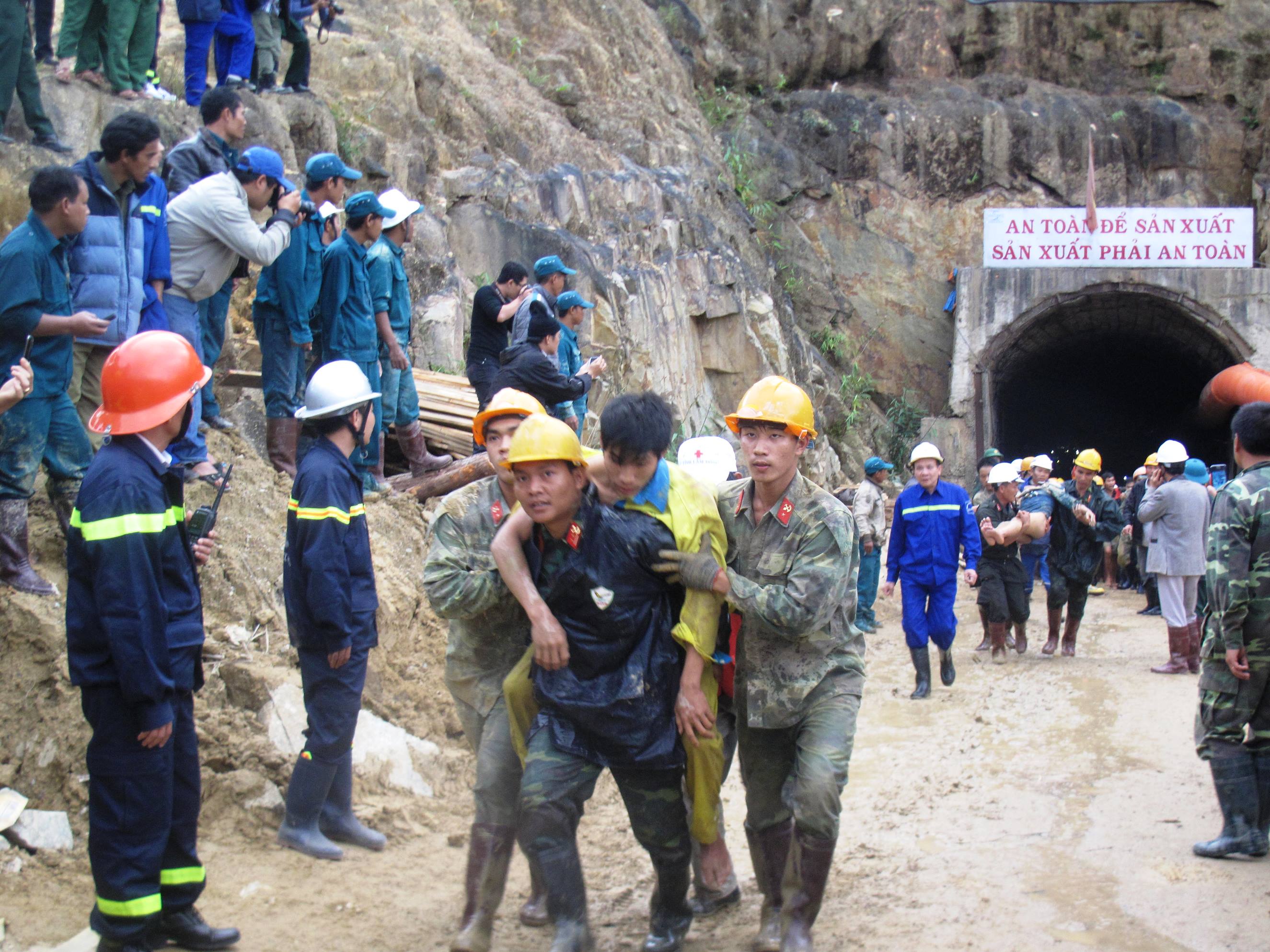 Hai nạn nh&acirc;n bị kẹt trong đường hầm c&oacute; sức khỏe rất yếu