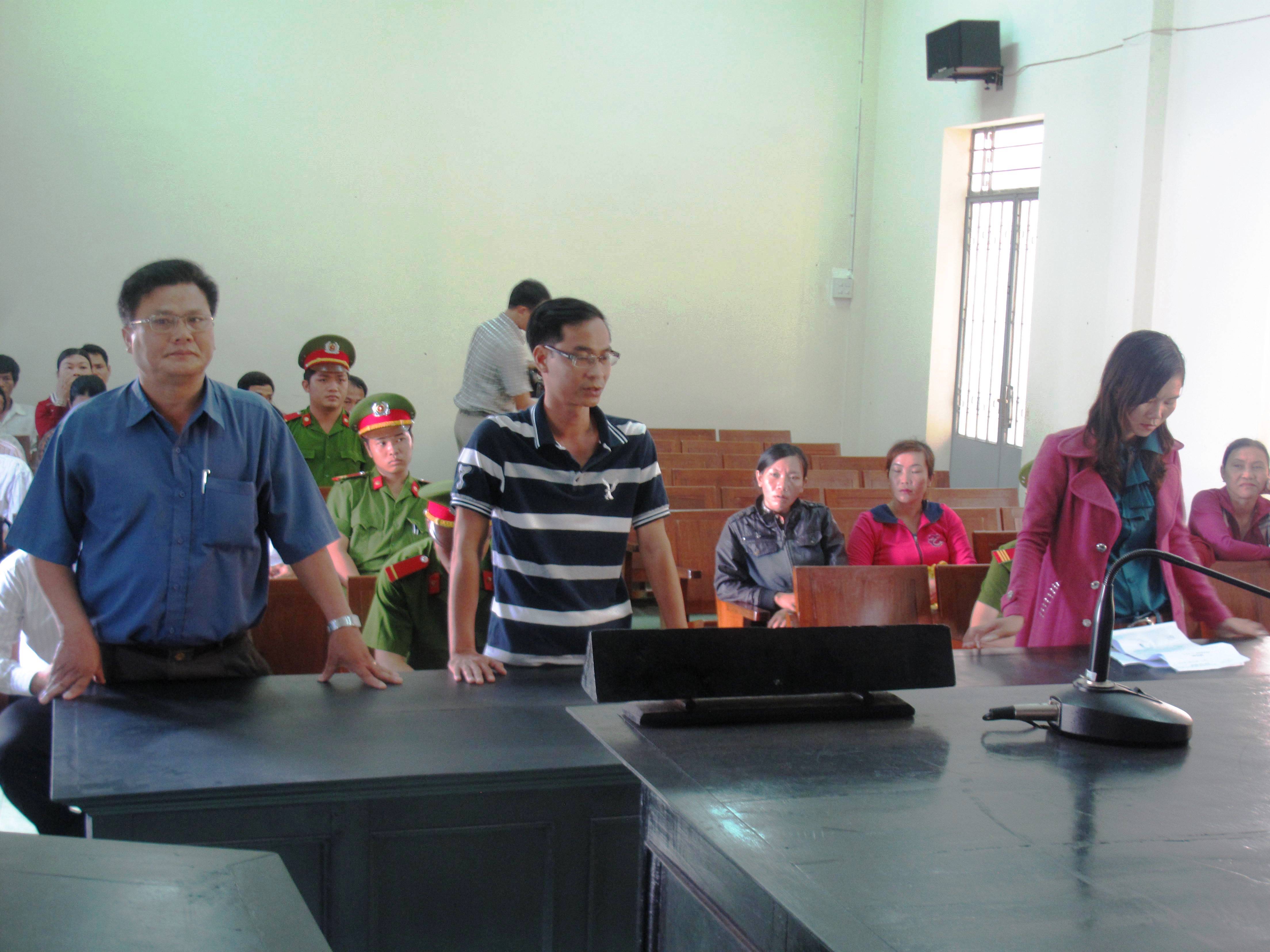 &Ocirc;ng V&otilde; Văn Th&aacute;i (đầu ti&ecirc;n b&ecirc;n phải), người bị Gi&aacute;m đốc C&ocirc;ng an Ph&uacute; Y&ecirc;n khẳng định đ&atilde; tổ chức kh&aacute;m người chị Loan sai quy định ph&aacute;p luật tại C&ocirc;ng an huyện Tuy An