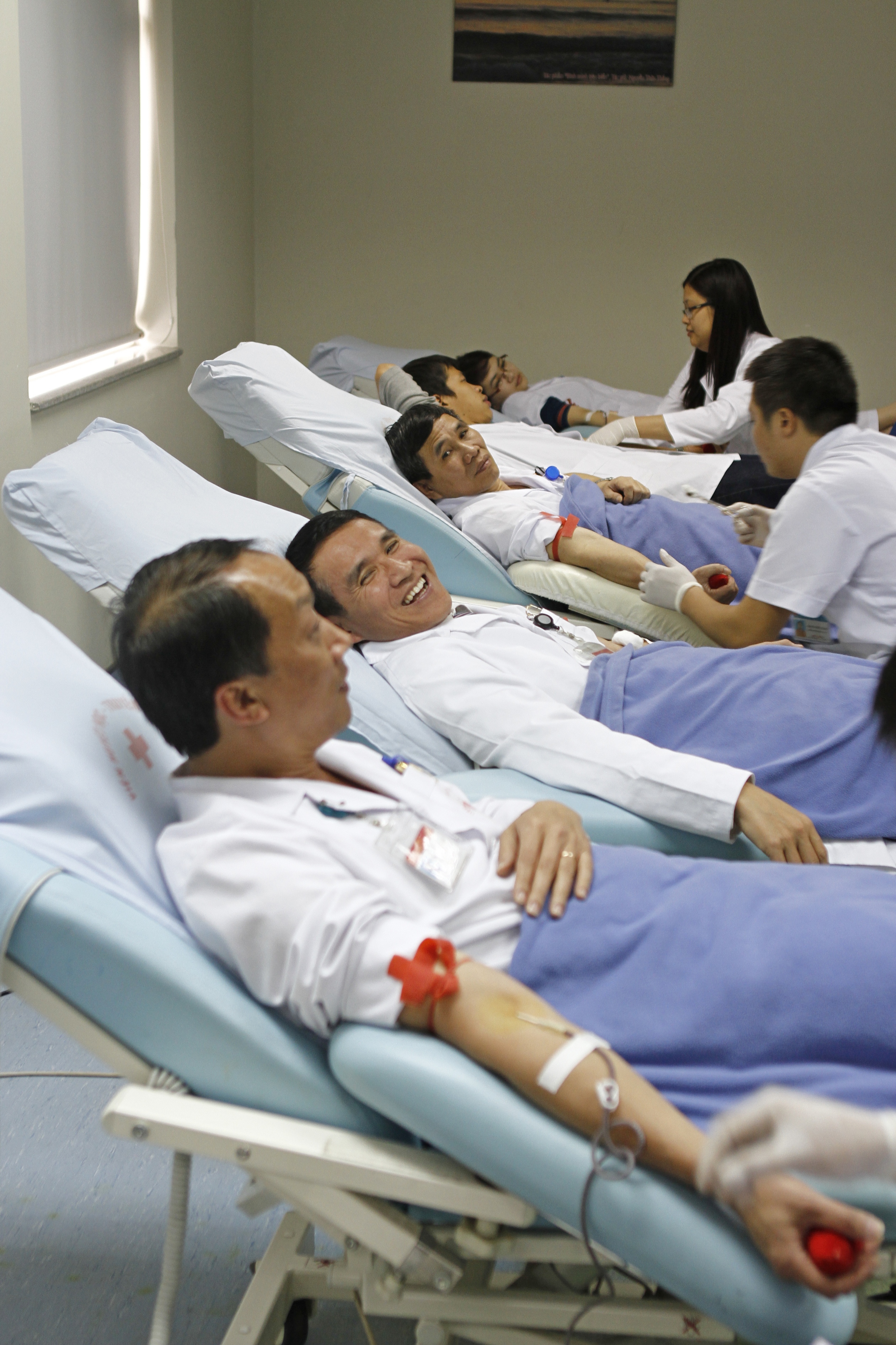 C&aacute;c l&atilde;nh đạo khoa tham gia hiến m&aacute;u với kh&ocirc;ng kh&iacute; vui vẻ trong sự kiện đ&aacute;nh dấu ng&agrave;y l&agrave;m việc trở lại của một năm mới