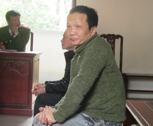 Bị bố nói là "đồ ăn hại", con lấy gậy đánh chết bố