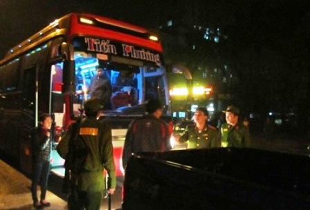 Nhốt phụ xe vào cốp, hành hung tài xế cướp tiền