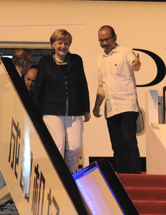 Thủ tướng Đức Merkel tại s&acirc;n bay th&agrave;nh phố Th&agrave;nh Đ&ocirc;, Trung Quốc. Ảnh: CFP