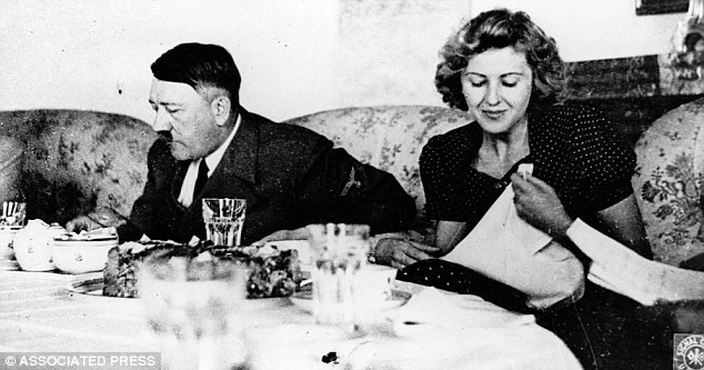 Adolf Hitler dùng bữa với vợ là Eva Braun. Ảnh: AP