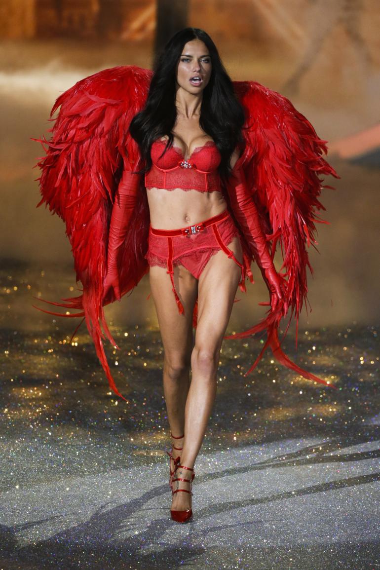 Thi&ecirc;n thần Adriana Lima cũng được 8 triệu USD. Ảnh: Reuters