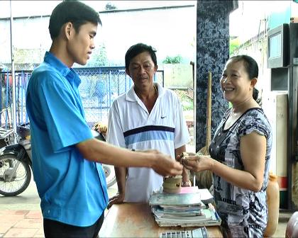 Nhân viên cây xăng trả lại 1 lượng vàng nhặt được