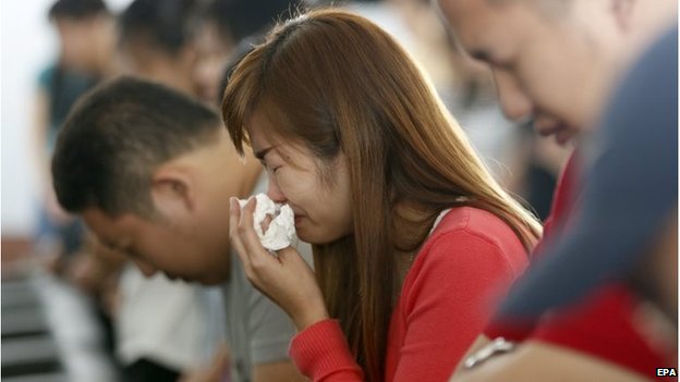 Người thân đau đớn. Ảnh: EPA