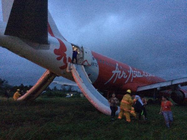M&aacute;y bay AirAsia trượt đường băng ở Philippines tối 30-12. Ảnh: Twitter