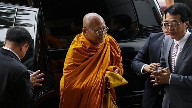 Suthep với đầu trọc, &aacute;o v&agrave;ng của tu sĩ Phật gi&aacute;o hầu t&ograve;a