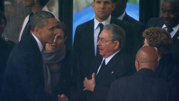 Tổng thống Mỹ Barack Obama bắt tay Chủ tịch Cuba Raul Castro
tại lễ tang cựu Tổng thống Nam Phi Nelson Mandela năm 2013. Ảnh: BBC