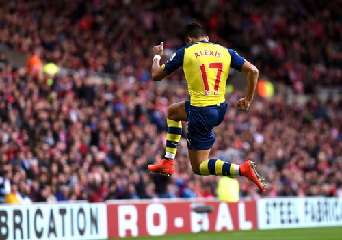 Alexis Sanchez tỏa sáng trên sân Ánh sáng của Sunderland với cú đúp cho Arsenal
