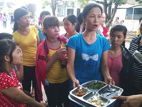 Tệ hại như... bữa ăn công nhân!